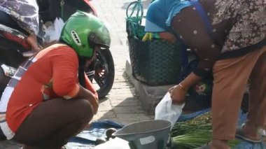 Geleneksel pazarlarda satıcı ve alıcı alım satımı. Yerel marketlerden alışveriş. Halkın ekonomisi, bulanık merkezi Java Endonezyası, 12 Aralık 2021