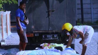 Geleneksel pazarlarda satıcı ve alıcı alım satımı. Yerel marketlerden alışveriş. Halkın ekonomisi, bulanık merkezi Java Endonezyası, 12 Aralık 2021