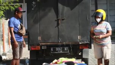 Geleneksel pazarlarda satıcı ve alıcı alım satımı. Yerel marketlerden alışveriş. Halkın ekonomisi, bulanık merkezi Java Endonezyası, 12 Aralık 2021