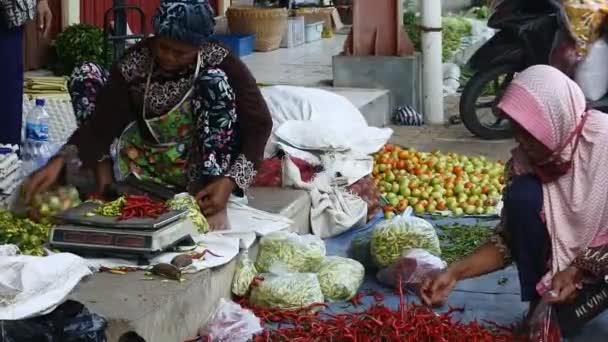 Geleneksel Pazarlarda Satıcı Alıcı Alım Satımı Yerel Marketlerden Alışveriş Halkın — Stok video