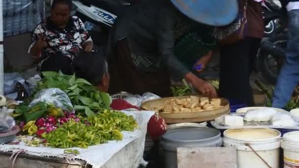 伝統的な市場での売り手と買い手の取引 地元の市場で買い物 人々の経済のイラスト Blora Central Java Indonesia 2021年12月12日 — ストック動画