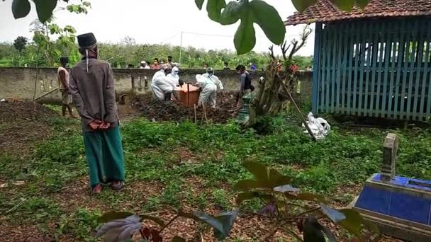 2021年6月16日インドネシア中部ジャワ州ブララ市コビト 19によって引き起こされた遺体の葬儀行列 — ストック動画