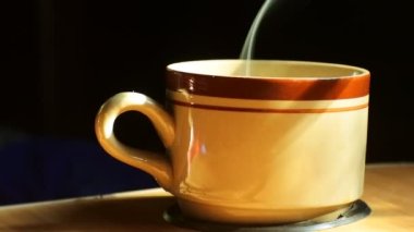 Sabahları bir fincan kahve hala buharlı. sıcak içecek hd videoları.