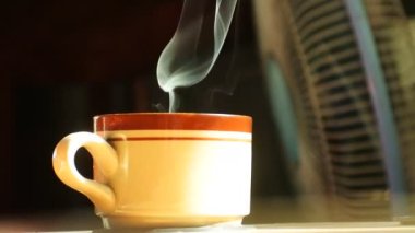 Sabahları bir fincan kahve hala buharlı. sıcak içecek hd videoları.