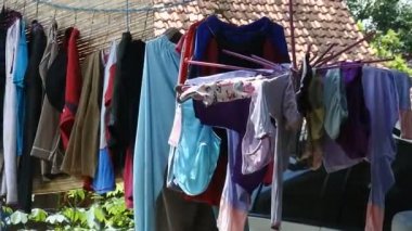 Rüzgarda kurumuş giysiler.