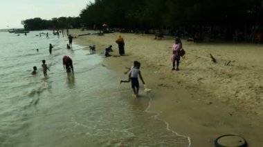 Çocuklar arka planda çam ağaçları, Rembang, Central Java, Endonezya, 2 Haziran 2021