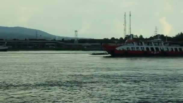 Επιβατηγό Πλοίο Κοντά Στο Λιμάνι Gilimanuk Μπαλί Ινδονησία Απριλίου 2021 — Αρχείο Βίντεο