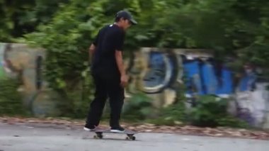 Erkekler 25 Ekim 2021 'de Denpasar, Bali' de terk edilmiş bir binada kaykay antrenmanı yapıyorlar.