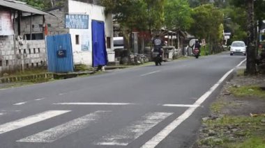 Ubud, Bali, Endonezya 'da sokak ve karayolu trafiği, 13 Ekim 2021