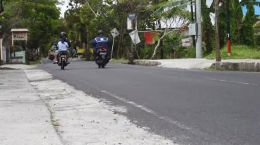 Ubud, Bali, Endonezya 'da sokak ve karayolu trafiği, 13 Ekim 2021