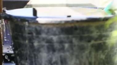 Siyah kova HD videosundan su döküldü. Dopdolu artık olmuyor. aşırı yükleme