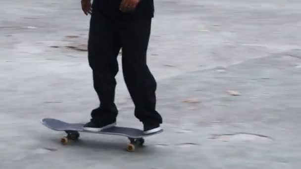 Kluci Trénují Skateboarding Opuštěné Budově Denpasaru Bali Října 2021 — Stock video