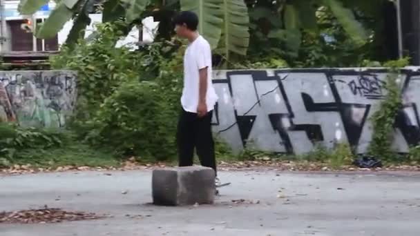 2021年10月25日 巴厘岛登巴萨一座废弃的建筑里 男孩们正在练习滑板 — 图库视频影像