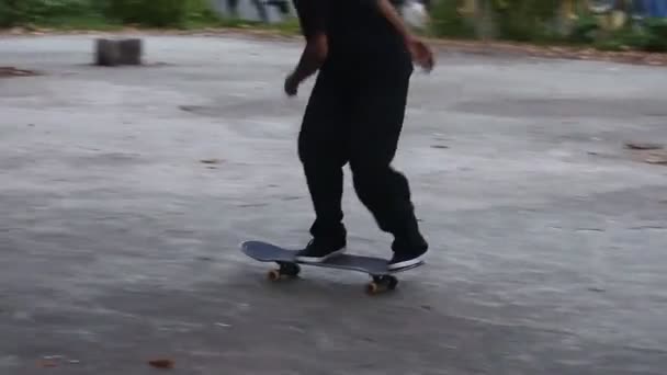 Boys Practice Skateboarding Abandoned Building Denpasar Bali October 2021 — Stock Video