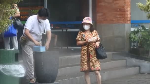 Man Washes His Hands Prevent Transmission Covid Outbreak Ubud Bali — Stockvideo