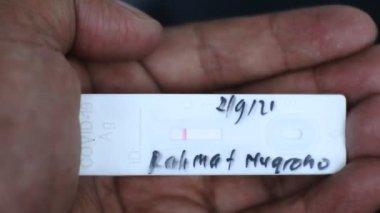 Hızlı Tepki TM Strep A Test Strip 'i çok hızlıdır. Boğaz örneklerinden alınan streptokok A antijeni için nitel test, Denpasar, Endonezya, 1 Ekim 2021