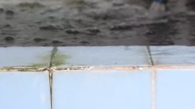 Küvet HD videosundan su döküldü. Dopdolu artık olmuyor. aşırı yükleme