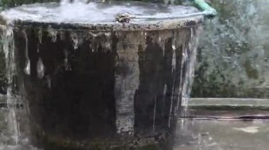 Siyah kova HD videosundan su döküldü. Dopdolu artık olmuyor. aşırı yükleme