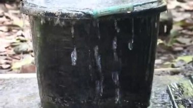 Siyah kova HD videosundan su döküldü. Dopdolu artık olmuyor. aşırı yükleme