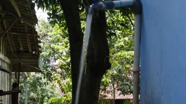 Siyah kova HD videosundan su döküldü. Dopdolu artık olmuyor. aşırı yükleme