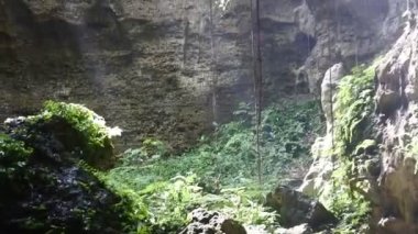 Terawang mağarasının güzelliği. Güneş ışığı içeri giriyor, Blora, Central Java.