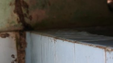 Siyah kova HD videosundan su döküldü. Dopdolu artık olmuyor. aşırı yükleme