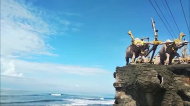 Makepung İnek heykeli Yeh Leh Sahili bölgesinde, Jembrana, Bali, 2 Kasım 2021 'de otoyoldan geçen araçların görüntüleri..
