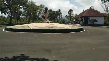 Dlod Berawah sahilinin önündeki deniz kızı heykeli, Jembrana, Bali, 30 Eylül 2021