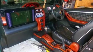 Araç iç modifikasyonu, lüks ve pahalı bir ses dokunuşuyla, lüks bir ahşap ile, Denpasar, Bali, 9 Eylül 2021