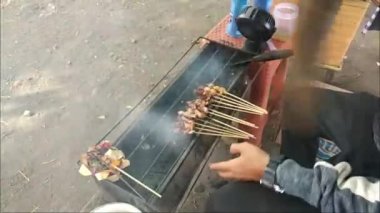 Ahtapot satayının videosunu çekiyorum. Endonezya, Bali 'den deniz ürünleri. Satay şeklinde işlenmiş deniz ürünleri..