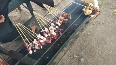 Ahtapot satayının videosunu çekiyorum. Endonezya, Bali 'den deniz ürünleri. Satay şeklinde işlenmiş deniz ürünleri..