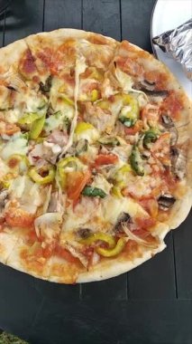 Peynirli sığır eti pizza.