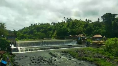 Tukad Yeh Unda Barajı, Klungkung, Bali. Barajlı nehir manzarası. kali unda