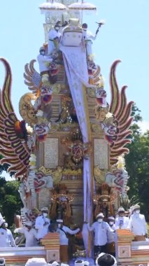 Denpasar, Bali 'de 8 Ekim 2021' de kraliyet ailesinden (Ida Pedanda Nabe Gede Dwija Ngenjung) Hindu Yakma Töreni (Ngaben)