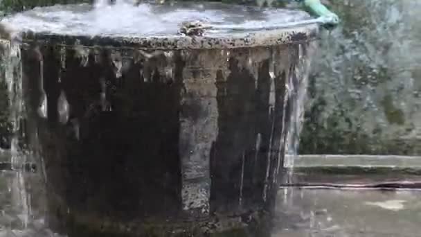Water Spills Black Bucket Video Full Does Fit Anymore Overload — Vídeo de Stock