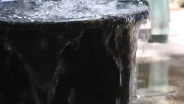 Derrames Agua Del Cubo Negro Vídeo Lleno Cabe Sobrecarga — Vídeos de Stock