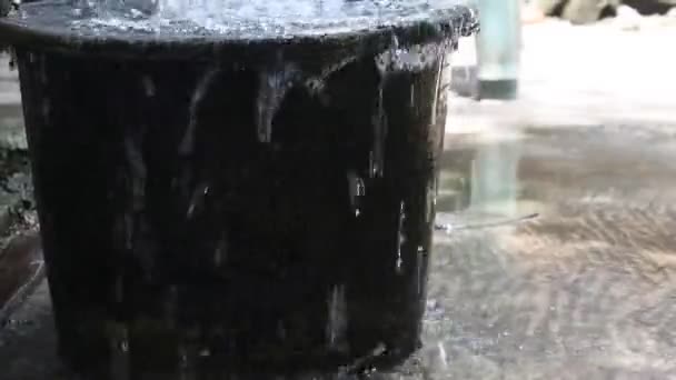 Derrames Agua Del Cubo Negro Vídeo Lleno Cabe Sobrecarga — Vídeos de Stock