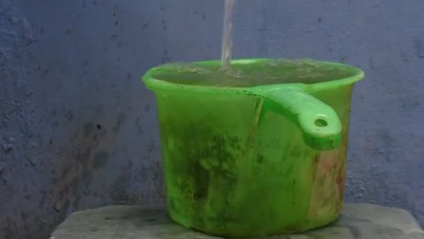 Water Spills Green Bucket Video Full Does Fit Anymore Overload — Wideo stockowe