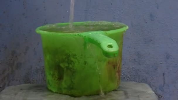 Water Spills Green Bucket Video Full Does Fit Anymore Overload — Stockvideo