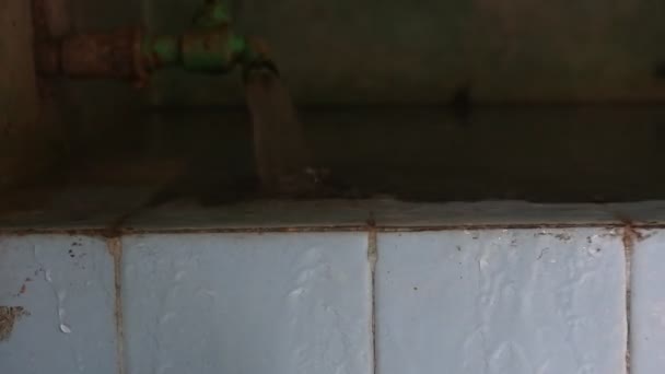 Siyah Kova Videosundan Döküldü Dopdolu Artık Olmuyor Aşırı Yükleme — Stok video