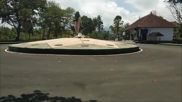 Mermaid Statue Front Dlod Berawah Beach Jembrana Bali September 2021 — Stockvideo