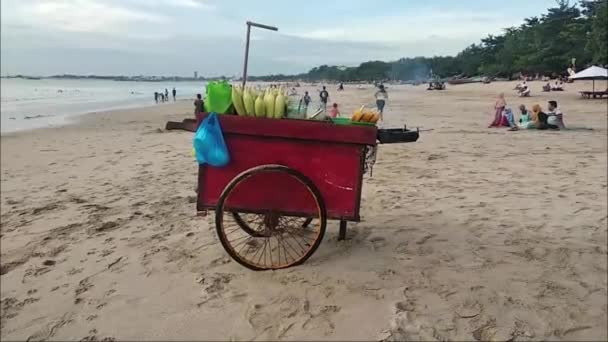 Egy Kosár Ami Kukoricát Babot Főtt Édesburgonyát Árul Kedonganan Bali — Stock videók