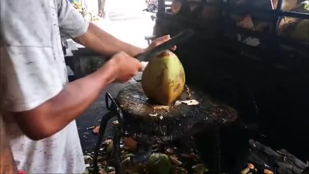 Man Opening Young Coconut Sale Slow Motion Clips — Vídeo de Stock