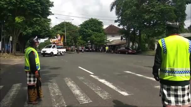 Car Rotates Middle Road Tumpak Landhep Ceremony Negara Bali Indonesia — Video