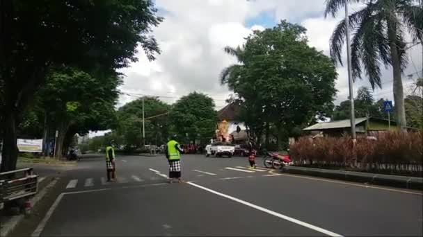 Coche Gira Medio Carretera Durante Ceremonia Tumpak Landhep Negara Bali — Vídeo de stock