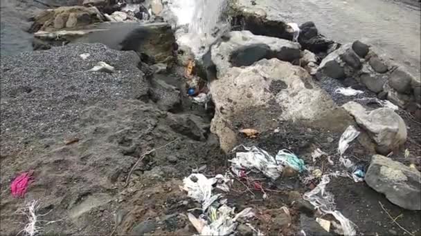 海滩边堆积如山的塑料垃圾 — 图库视频影像