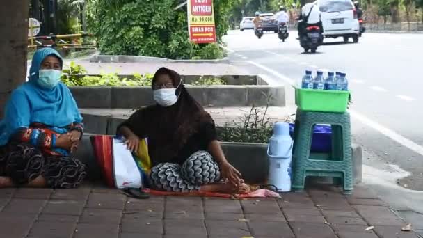 Denpasar Indonesia September 2021 Two Women Selling Mineral Drinks Patiently — Vídeo de Stock