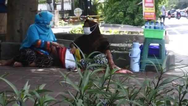 Denpasar Indonesia September 2021 Two Women Selling Mineral Drinks Patiently — Stock videók