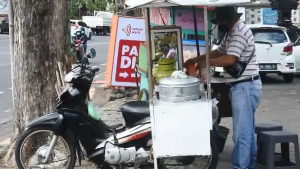 Meatball Seller Using Motorbike Serve Buyers Denpasar Bali October 2021 — Stock video