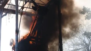 Sanur, Bali 'deki bir Ngaben veya Palebon etkinliği sırasında yanan ve sigara içen bir bufalo kafası heykeli..